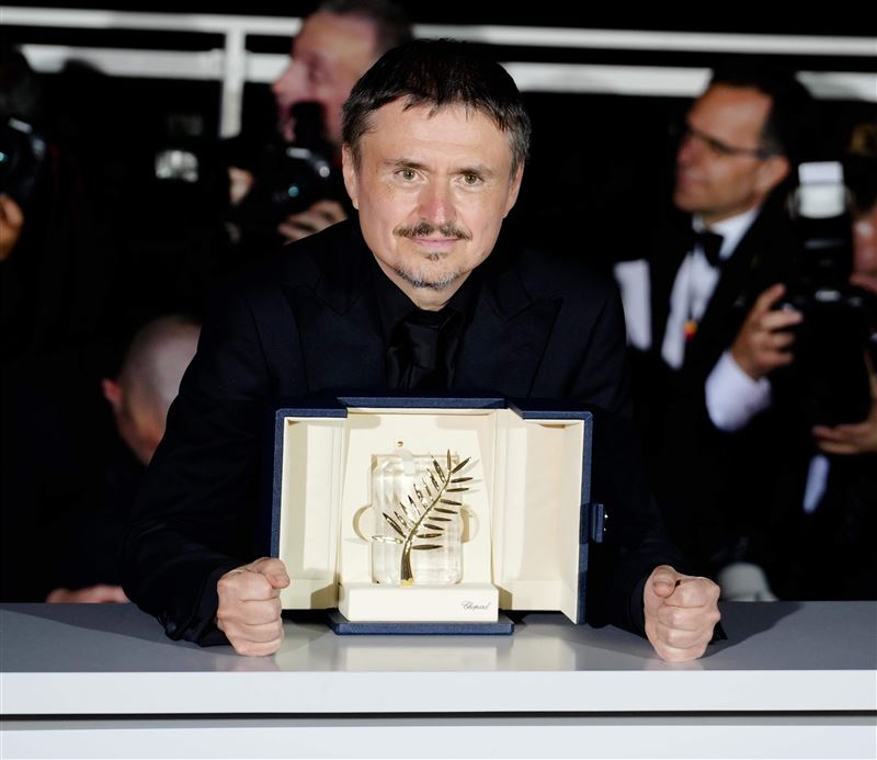 羅馬尼亞導演克里斯汀穆基（Cristian Mungiu）以劇情片「峽灣」（Fjord，暫譯）榮獲坎城影展「金棕櫚獎」。（圖／美聯社／達志影像）
