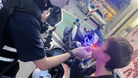 黃男駕駛機車突然倒地全身抽搐，被搜出身上有「喪屍煙彈」、毒品唾液快篩呈陽性反應。（圖／翻攝畫面）