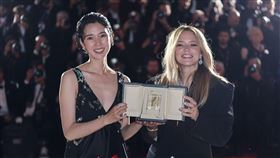 2026坎城影展，法國女星薇吉妮艾菲亞（Virginie Efira）與日本女星岡本多緒（Tao Okamoto）共同摘下最佳女主角獎。（圖／美聯社／達志影像）