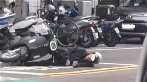 桃園騎士倒地抽搐！身上搜出「喪屍煙彈」