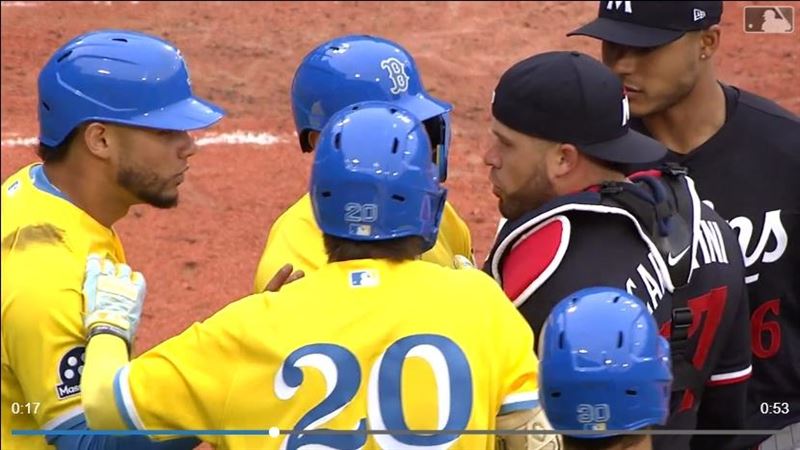 康崔拉斯(Willson Contreras)衝撞卡瑞提尼(Victor Caratini),紅襪、雙城板凳清空。(圖/翻攝自MLB官網)