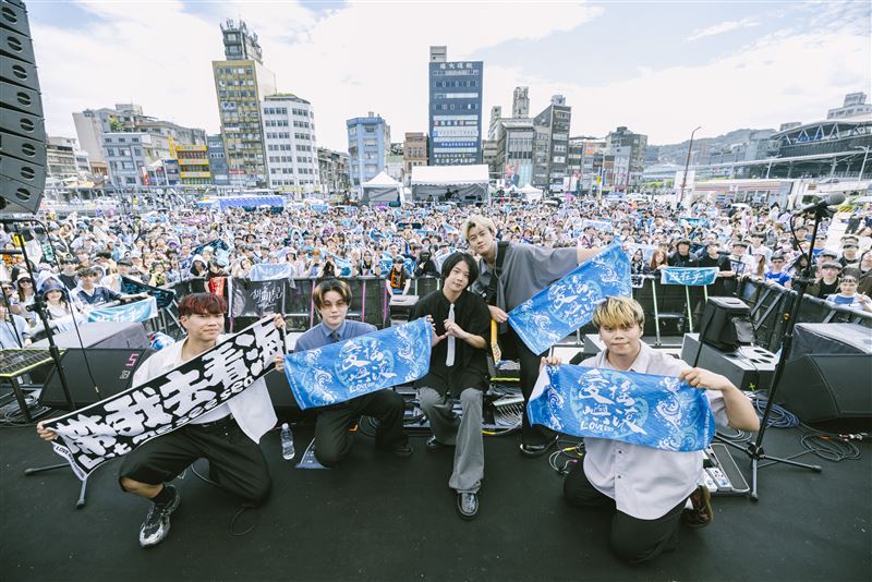 「2026愛嶼搖滾音樂祭」首日(23日)於基隆國門廣場及海洋廣場熱鬧開唱,首邀名古屋兩大人氣樂團「Maki」、「KUZIRA」來港邊開唱,現場吸引大量樂迷朝聖,音樂祭氛圍熱鬧狂熱!(圖/主辦單位提供)