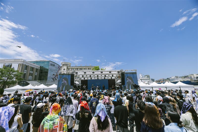 「2026愛嶼搖滾音樂祭」首日(23日)於基隆國門廣場及海洋廣場熱鬧開唱,首邀名古屋兩大人氣樂團「Maki」、「KUZIRA」來港邊開唱,現場吸引大量樂迷朝聖,音樂祭氛圍熱鬧狂熱!(圖/主辦單位提供)