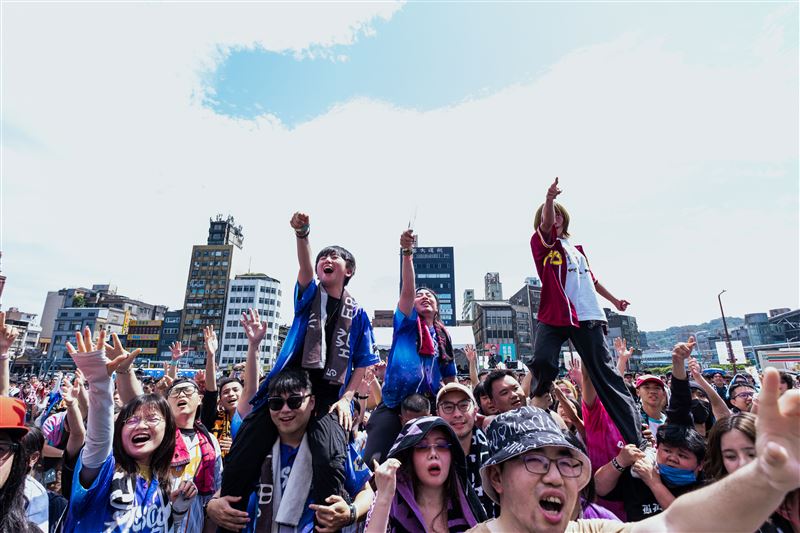 「2026愛嶼搖滾音樂祭」首日(23日)於基隆國門廣場及海洋廣場熱鬧開唱,首邀名古屋兩大人氣樂團「Maki」、「KUZIRA」來港邊開唱,現場吸引大量樂迷朝聖,音樂祭氛圍熱鬧狂熱!(圖/主辦單位提供)