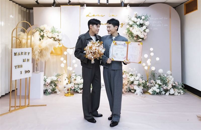 YTR「夫夫之道」登記結婚。(圖/翻攝自Threads)