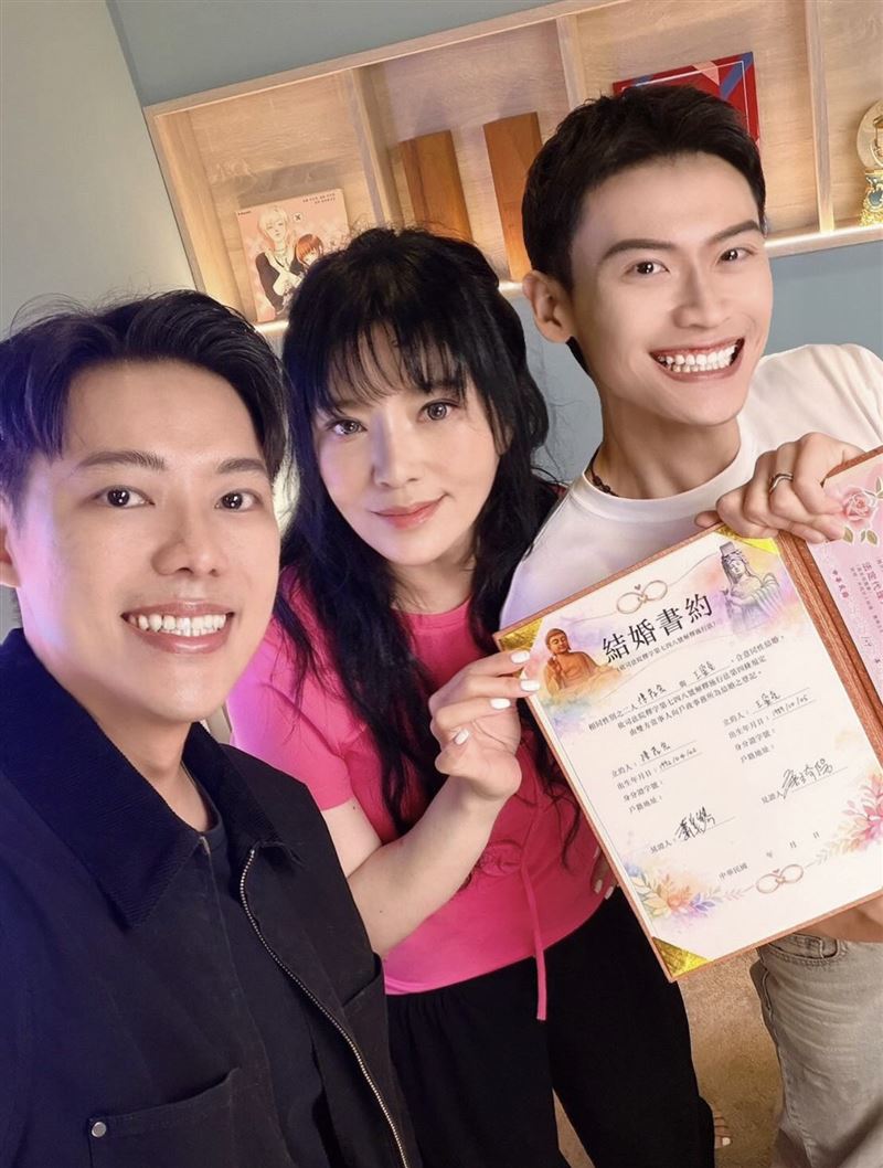 YTR「夫夫之道」登記結婚,國師唐綺陽(中)也送上祝福。(圖/翻攝自Threads)