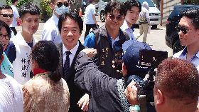 賴總統赴嘉義王靈宮五顯帝廟贈匾參香（
