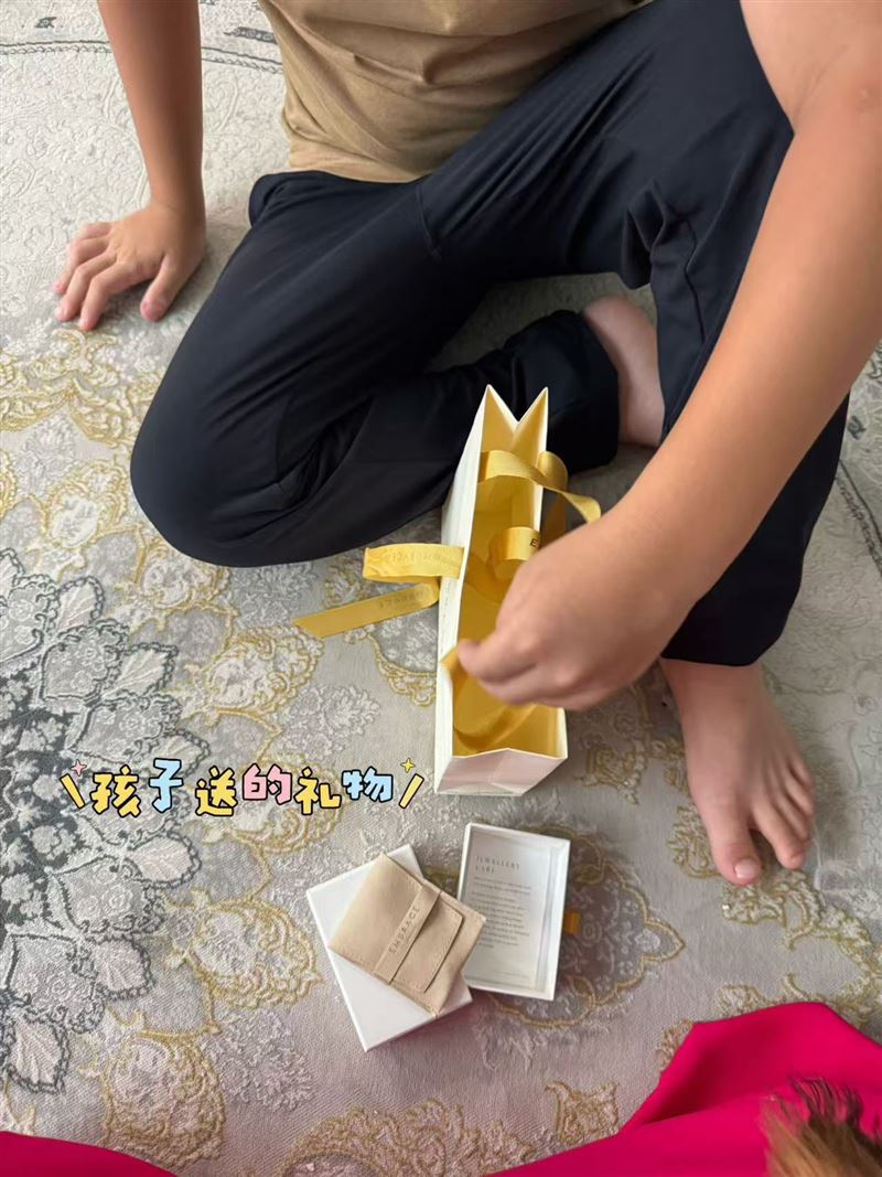 楊采妮開心分享孩子精心為她準備的生日禮物。(圖/翻攝自楊采妮臉書)