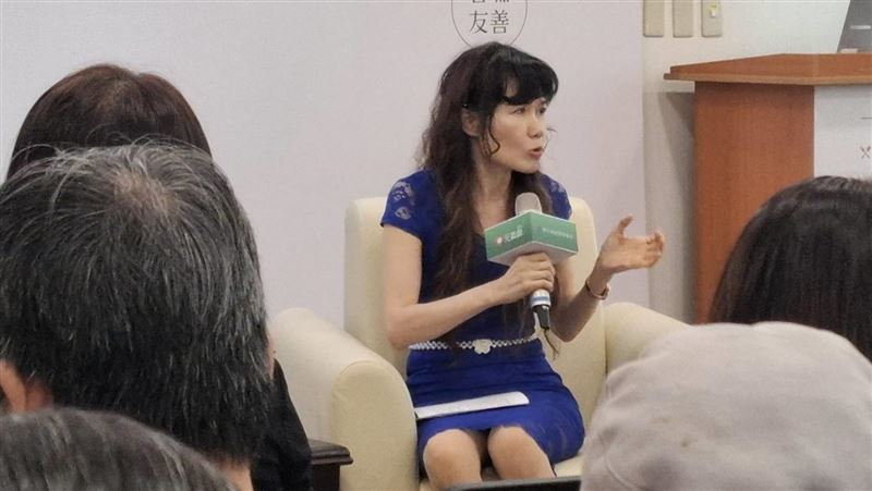 開業醫師林芝蕙分享不同牙口狀況的人,適合的飲食質地。(圖/記者周佩怡攝影)
