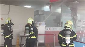宜蘭「玉里橋頭臭豆腐」礁溪店，今天下午突然發生火警。（圖／翻攝畫面）