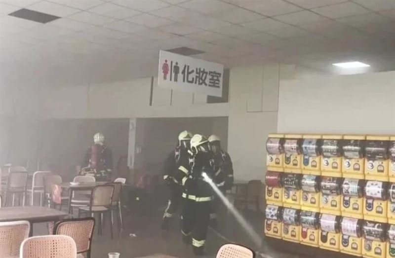 宜蘭「玉里橋頭臭豆腐」礁溪店,今天下午突然發生火警。(圖/翻攝畫面)