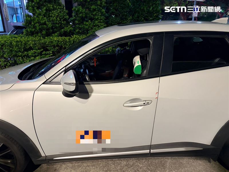 北市顏姓男騎士不滿被按喇叭，拿安全帽砸破計程車窗。（圖／翻攝畫面）