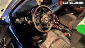 北市顏姓男騎士不滿被按喇叭，拿安全帽砸破計程車窗。（圖／翻攝畫面）