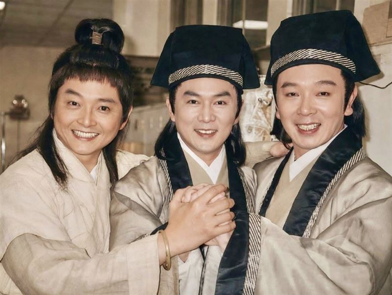 另一張則是與趙擎、張晨光的三人同框照。(圖/翻攝自李國超Long Lee臉書)
