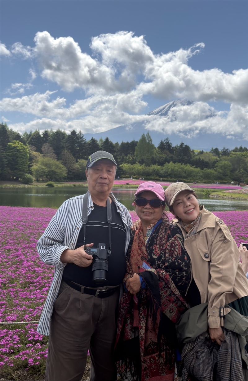 錦雯（右）母親節暖心帶爸媽飛日本（圖／民視提供）