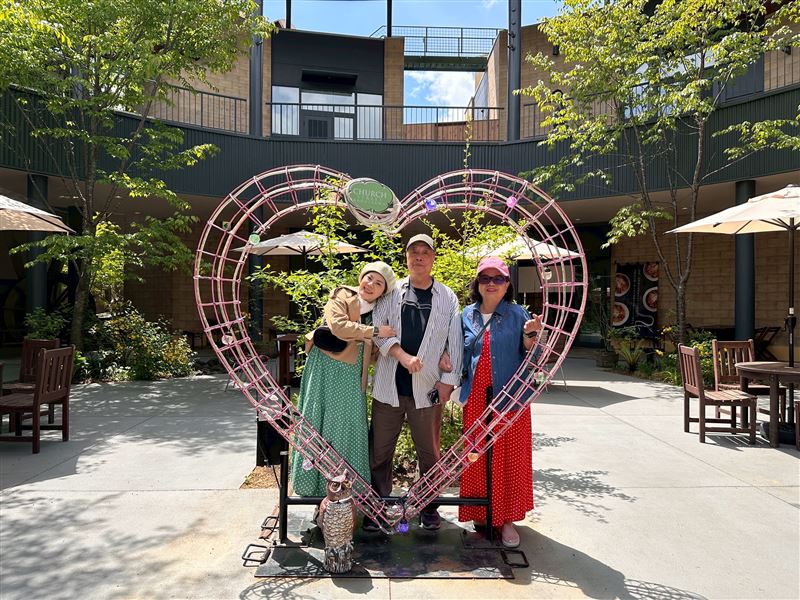 錦雯感性謝謝爸媽願意陪她一起出國創造回憶。（圖／民視提供）