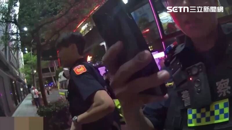北市徐姓人妻發酒瘋，丈夫溫言勸她回家，卻遭熱心路人誤以為撿屍。（圖／翻攝畫面）
