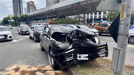 保時捷休旅車自撞燈桿　駕駛毒駕狼狽遭逮