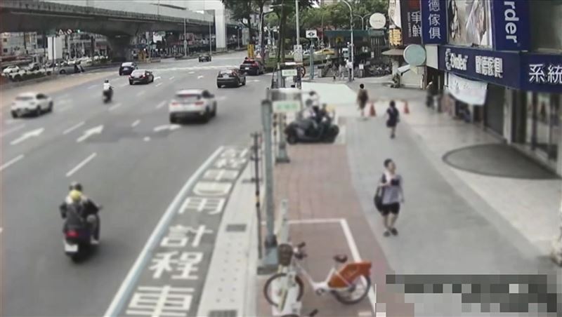 保時捷休旅車撞擊燈桿瞬間。（圖／翻攝畫面）