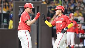 中職37年例行賽，味全龍中外野手郭天信靠張政禹安打跑回第2分。（圖／記者劉彥池攝影）