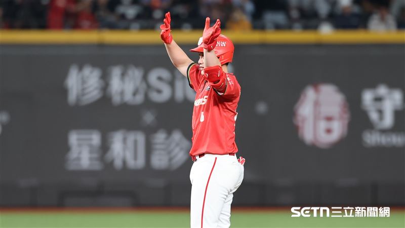 味全龍三壘手劉基鴻敲出2分打點二壘安打。(圖/記者劉彥池攝影)