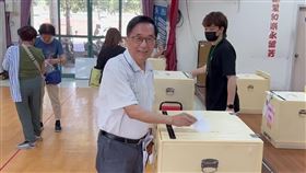 民進黨黨職改選　陳水扁台南投票民進黨黨職改選24日投票，日前將黨籍遷回台南的前總統陳水扁（前），上午前往東區德光里活動中心投票。（讀者提供）中央社記者楊思瑞台南傳真　115年5月24日