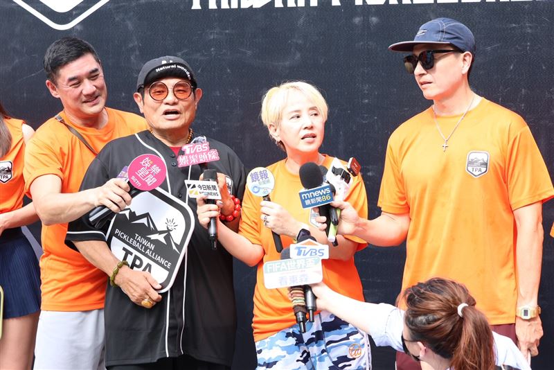 李明依(右二)談及狄鶯。（圖／記者田俊彥攝影）