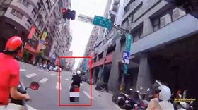 李男毒駕遇警攔查闖紅燈逃逸。（圖／翻攝畫面）
