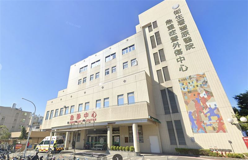 一名男子於24日下午在豐原醫院急診室外持器械大聲叫囂,並以不明液體朝自身潑灑。(圖/翻攝google map)