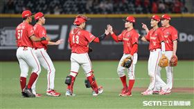 中職37年例行賽，味全龍在臺北大巨蛋3連勝中信兄弟，球員賽後擊掌慶祝勝利。（圖／記者劉彥池攝影）