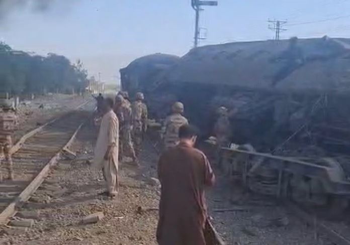 遭撞的軍用列車車廂扭曲變形翻覆,目前尚無武裝組織宣稱犯案。(圖/翻攝自X平台 @Brics_india)