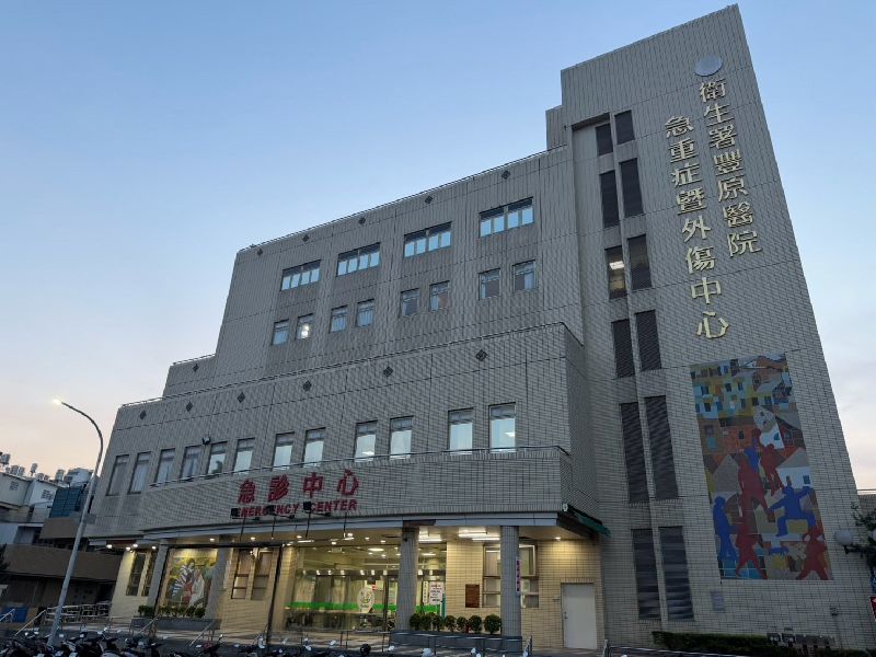 男子持玩具槍、潑灑水後駕車離去，遭警方攔截圍捕。（圖／豐原醫院提供）
