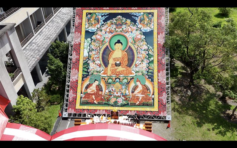 2026浴佛節最震撼畫面曝光!12公尺大佛唐卡現身宜蘭孔雀明王寺,信眾淚喊世界和平。(圖/達賴喇嘛西藏宗教基金會提供)