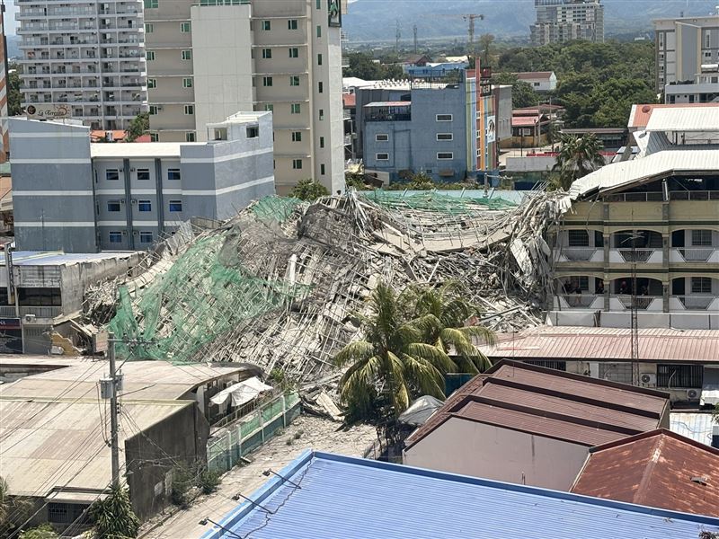 菲律賓施工中9層大樓深夜突崩塌,估23人受困。(圖/翻攝自X平台 @Dennis_Datu)
