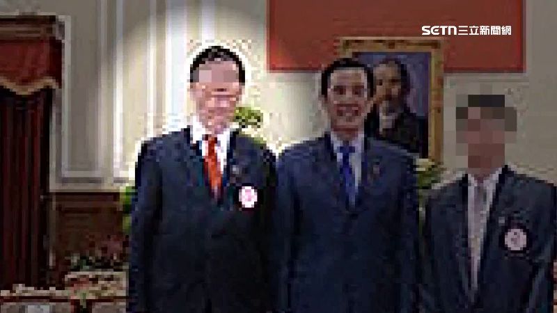 李教授曾跟馬英九合照過