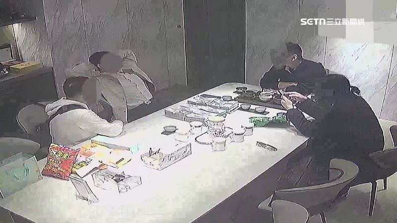 桌上疊起一打打鈔票