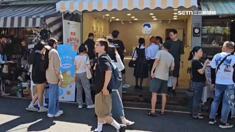 位在國華街上的冰店,客人絡繹不絕