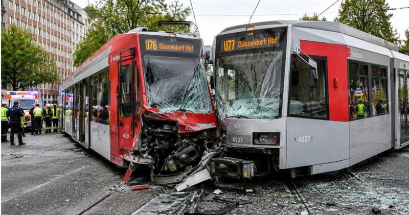 德國西部城市杜塞道夫（D&uuml;sseldorf）2輛電車於當地時間23日上午11:30，在1條繁忙的街道上發生對撞事故。（示意圖／AI生成）