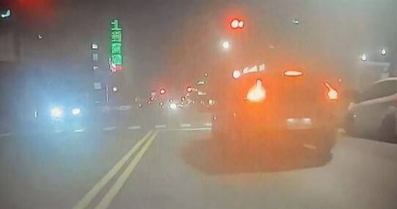 台南男凌晨違規遭攔查，車內被搜出毒煙彈與子彈，當場被上銬逮捕。（圖／翻攝畫面）