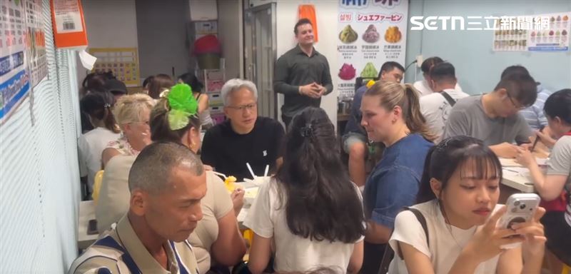 黃仁勳現身饒河夜市!搭乘千萬邁巴赫登場吸人潮 爽嗑雞腿排、綿綿冰