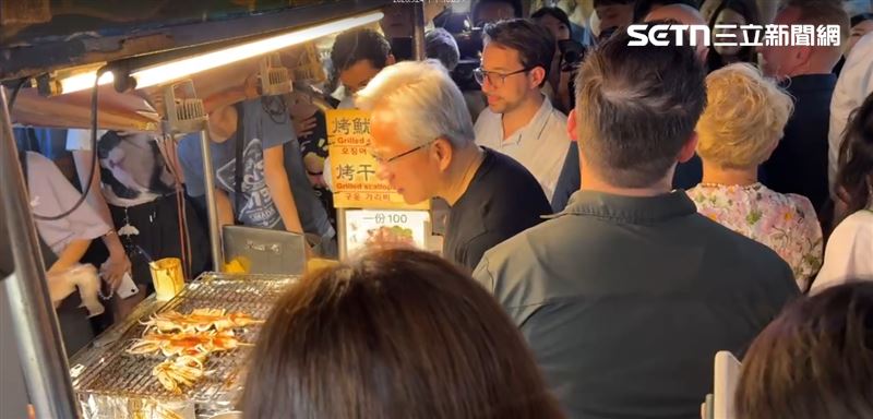 黃仁勳現身饒河夜市!搭乘千萬邁巴赫登場吸人潮 爽嗑雞腿排、綿綿冰