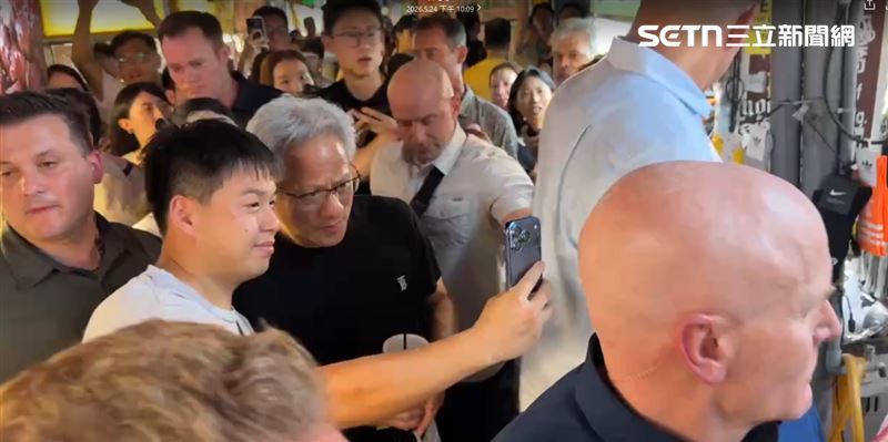 黃仁勳現身饒河夜市!搭乘千萬邁巴赫登場吸人潮 爽嗑雞腿排、綿綿冰