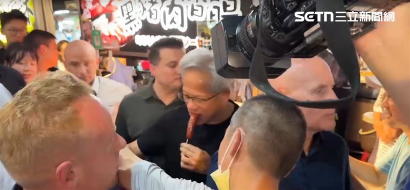 黃仁勳現身饒河夜市!搭乘千萬邁巴赫登場吸人潮 爽嗑雞腿排、綿綿冰