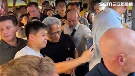 黃仁勳現身饒河夜市！搭乘千萬邁巴赫登場吸人潮　爽嗑雞腿排、綿綿冰