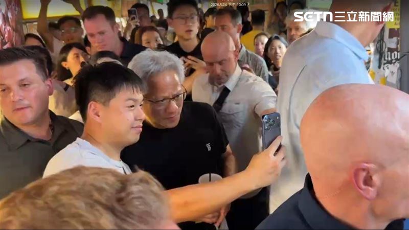黃仁勳現身饒河夜市 爽嗑雞腿排、綿綿冰
