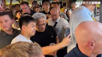 黃仁勳現身饒河夜市　爽嗑雞腿排、綿綿冰