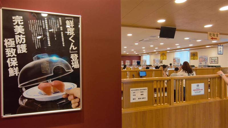 藏壽司進駐花蓮,開幕前邀請4家社福機構共逾百位孩童品嘗迴轉壽司。(圖/三立電視)