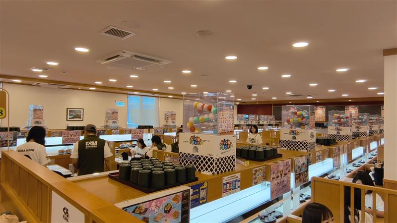 店內特別放置扭蛋機,讓小朋友有吃又有玩。(圖/三立電視)