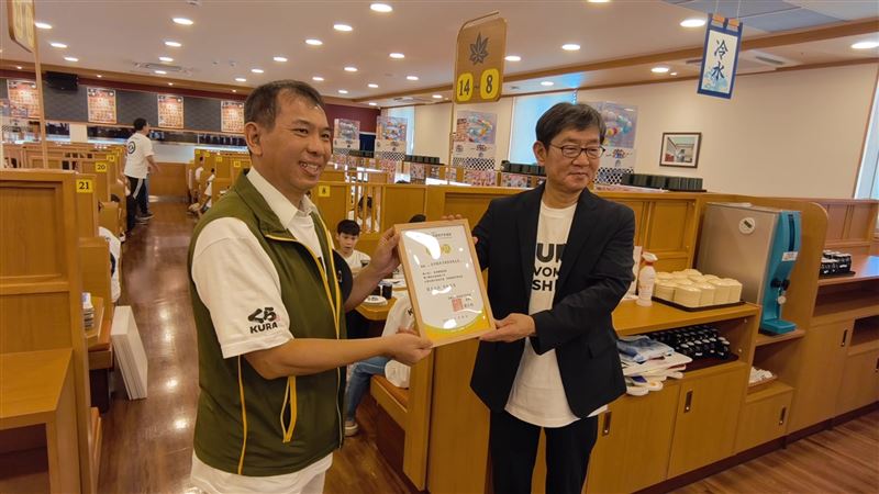 亞洲藏壽司財務長野島茂親自出席活動,未來全台各分店將陸續規劃相關公益活動,讓更多弱勢團體與孩童有機會體驗迴轉壽司文化。(圖/三立電視)