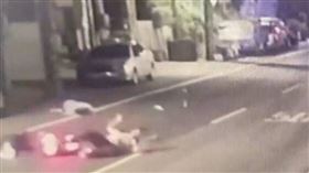 桃園83歲婦追狗衝馬路　遭機車猛撞雙雙倒地送醫 。（圖／翻攝畫面）
